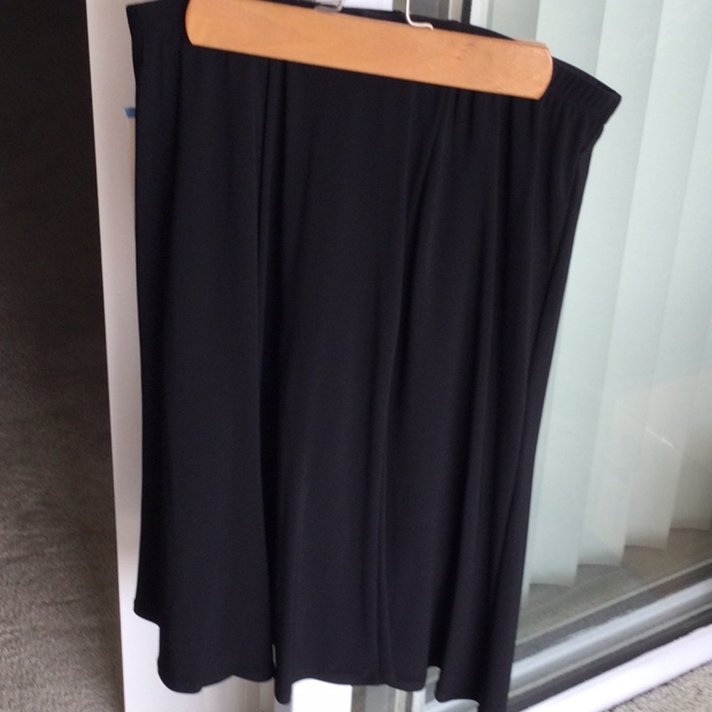 Black Skort . Size Medium
Length is 25”
Waist is 32” but it is elastic.